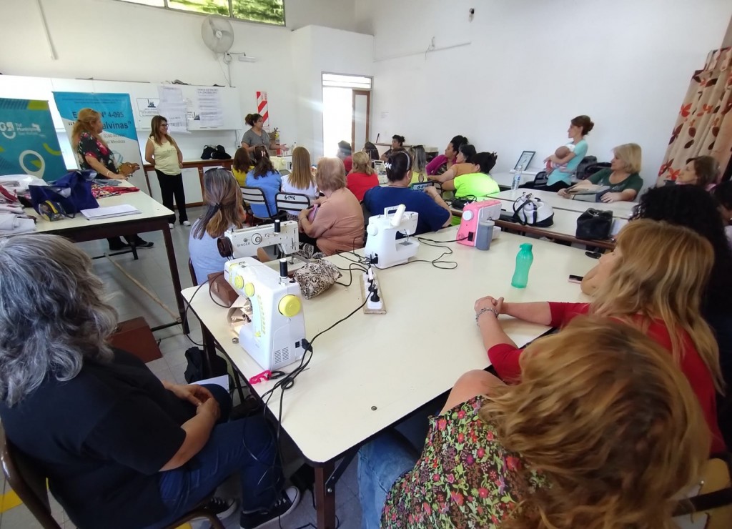 Inicio de clases: Talleres gratuitos del polo textil para confeccionar mochilas y pecheras