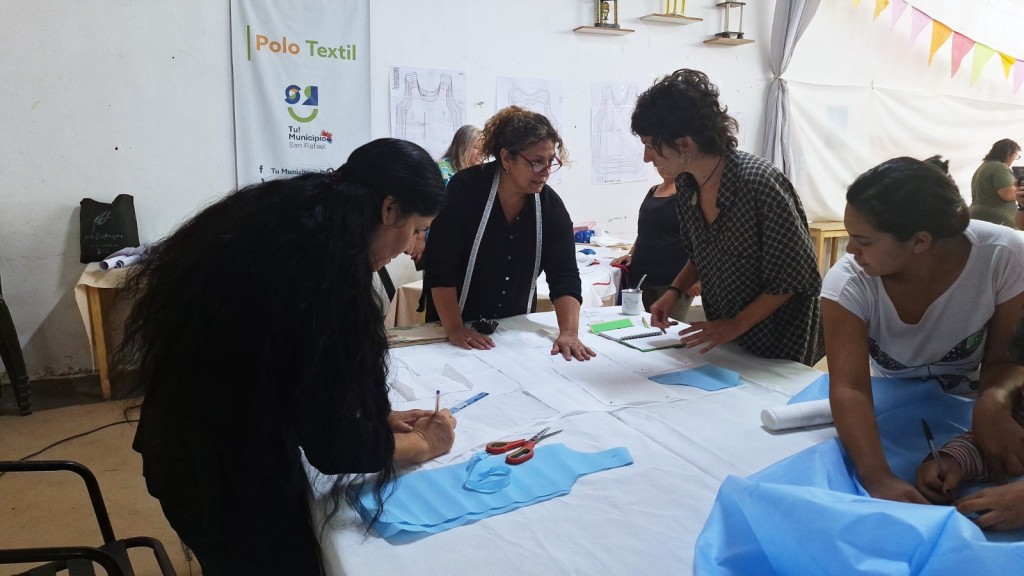 El Taller de Confección de Pecheras Escolares del Polo Textil recorre el departamento