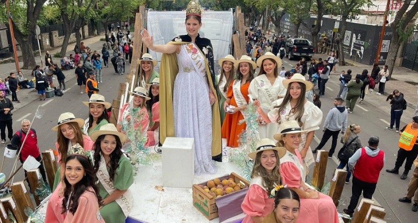 El público por las calles de Mendoza aplaudió a Sofía