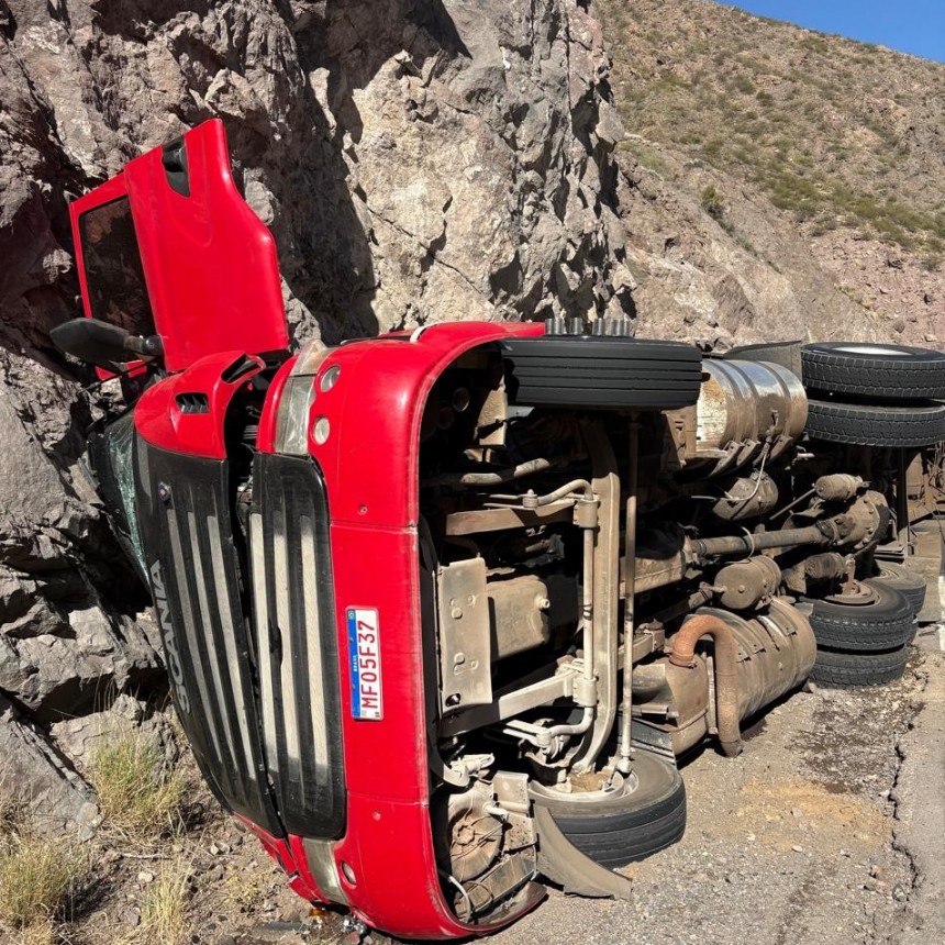 Camión volcó en RN 7 Alta Montaña 