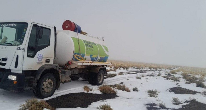 La comuna local asistió a puesteros de El Nihuil mientras nevaba