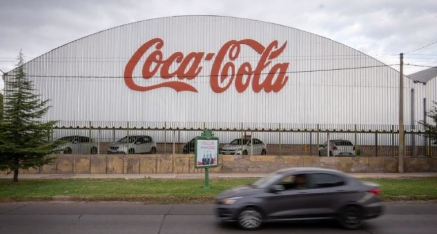Coca-Cola anunció que sigue en Argentina en medio de la crisis generada por Javier Milei