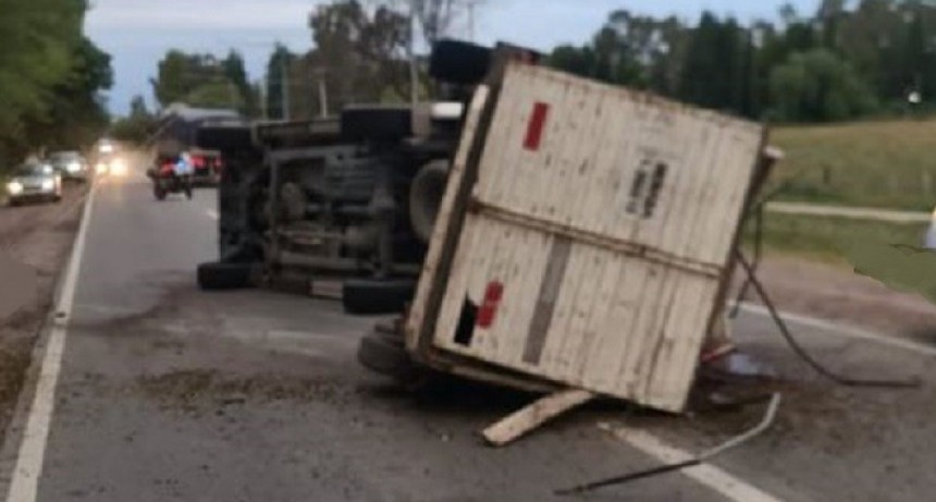 Volcó camioneta con caballos frente a la Champañera