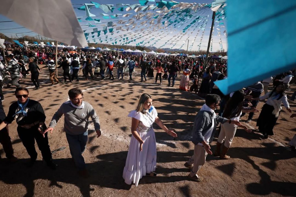 25 de Mayo: Velada de Gala, actos oficiales y el Pericón más grande del mundo