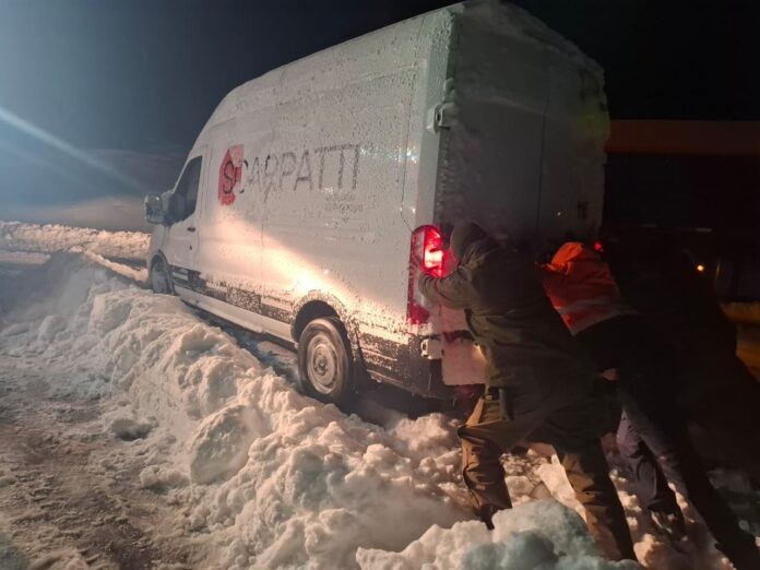 Tres argentinos cruzaron hacia Chile por el Paso Pehuenche pese a su cierre por nieve. Carabineros y Vialidad lograron rescatarlos en una operación nocturna