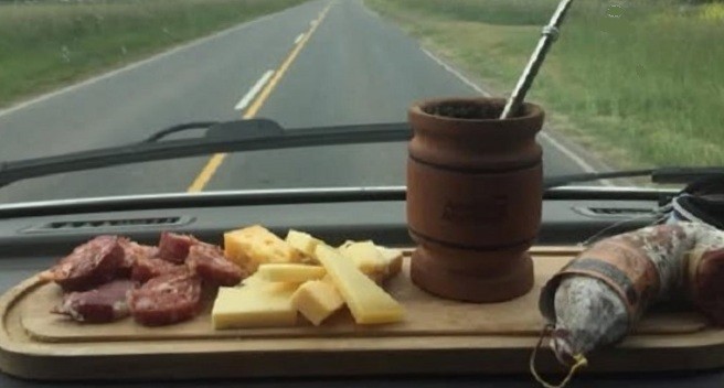 Mendoza y Córdoba prohíben el Mate a conductores de rodados