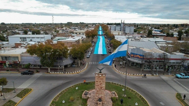General Alvear desplegó la bandera más grande del país “sobre los techos de sus avenidas”