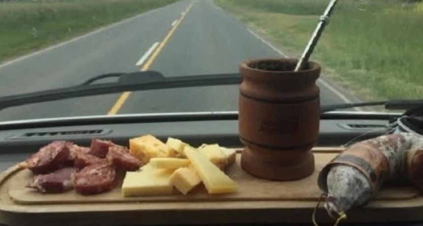 Mendoza y Córdoba prohíben el Mate a conductores de rodados