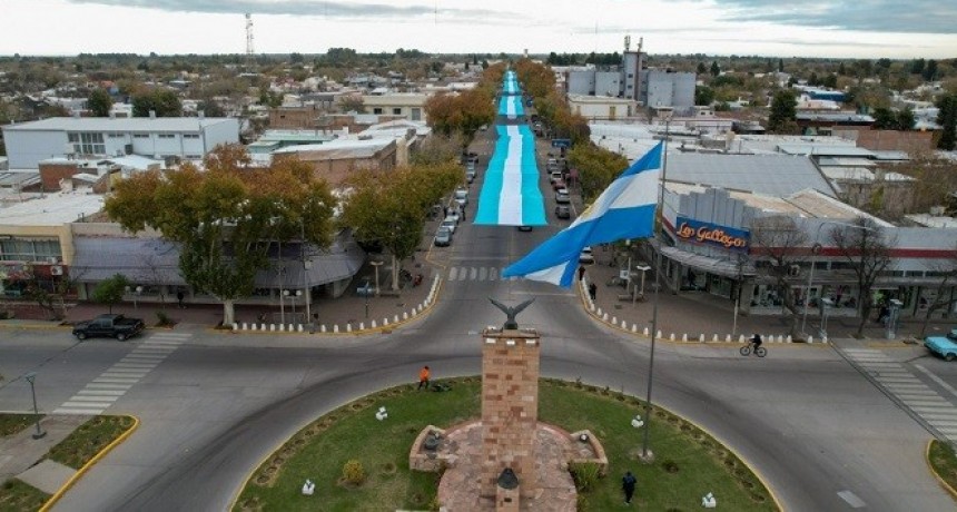 General Alvear desplegó la bandera más grande del país “sobre los techos de sus avenidas”