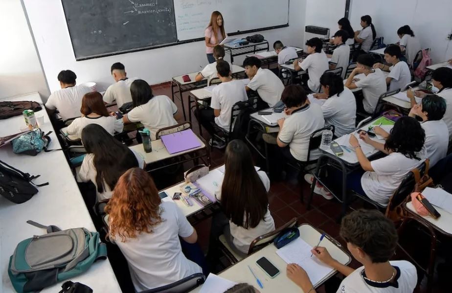 Docentes mendocinos: los más afectados por la caída salarial en 2024