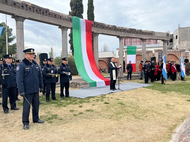 Conmemoraron 79º aniversario de la República de Itaia