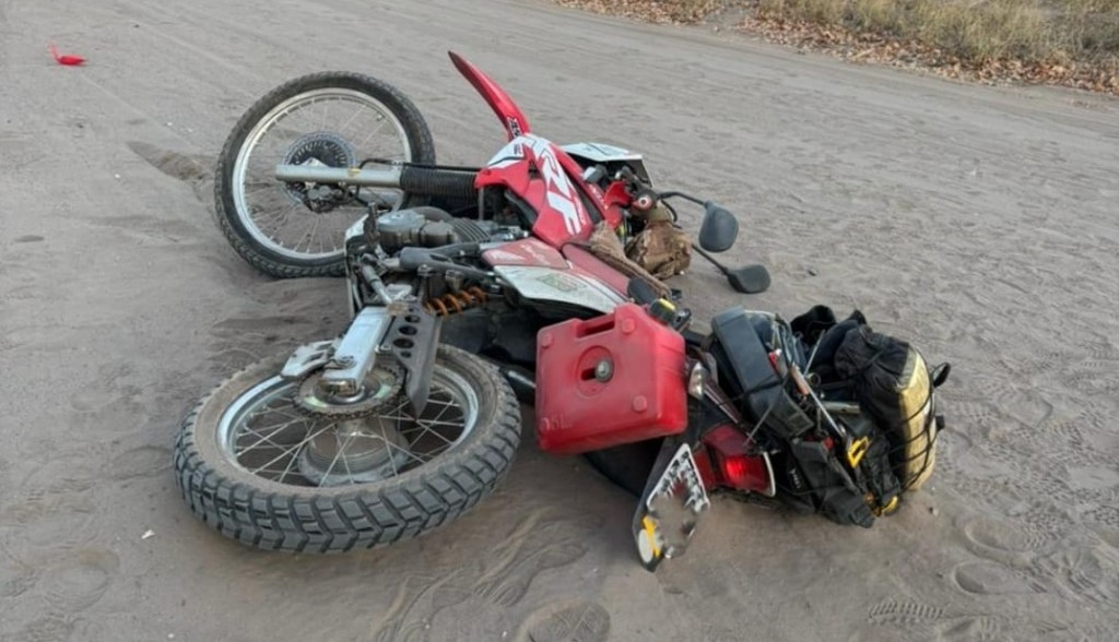 Murió al caer de su moto