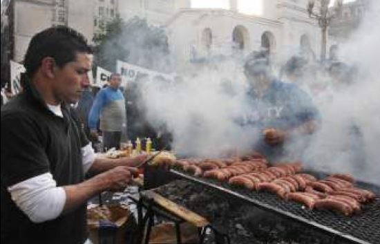 Cristinazo en Plaza de Mayo con choripanes, hamburguesas y gaseosas pagados por la militancia