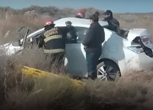Más de 10 horas atrapado en su auto