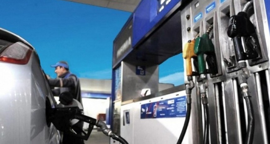 Acuña: “La sociedad no está preparada para cargar combustible por cuenta propia”