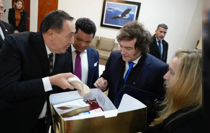 Lo que nos faltaba...! El delirante milagro del pastor amigo de Milei: dice que $100 mil se le transformaron en U$S100 mil 