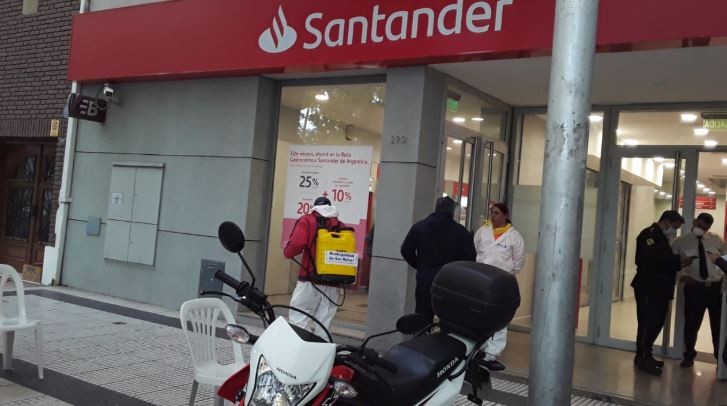 Banco Santander: Más de 1.500 telegramas de despidos en todo el país