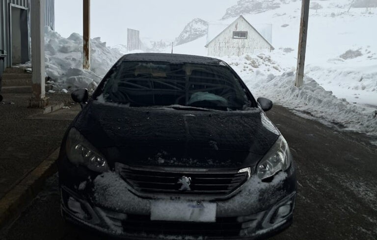 Nieve en el Pehuenche impidió llegar a la Argentina debió retornar en reversa a Chile