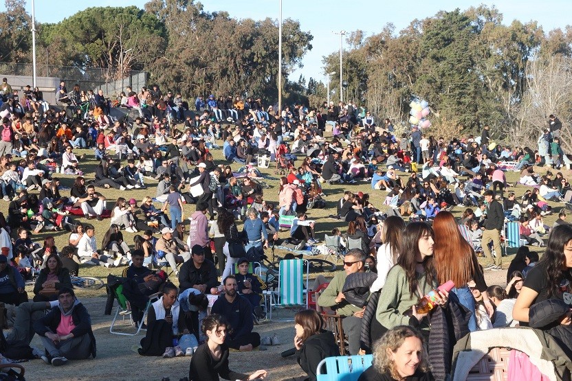   La Gran Fiesta del Parque estuvo colmada de una multitud de amigos que disfrutaron de la celebración
