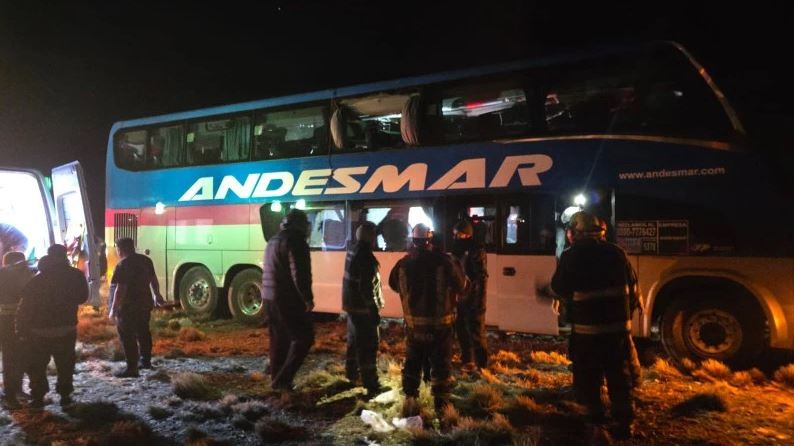 Tres muertos y heridos al chocar colectivo de Andesmar 