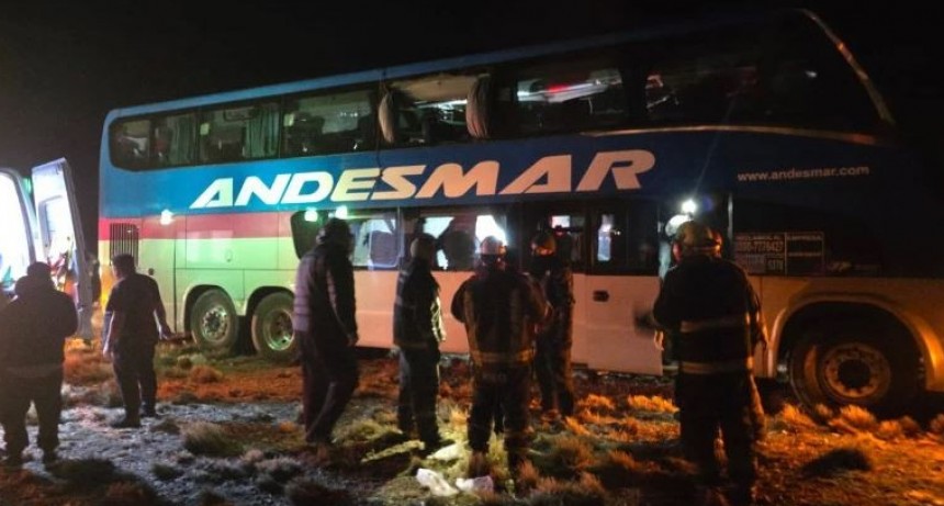 Tres muertos y heridos al chocar colectivo de Andesmar 