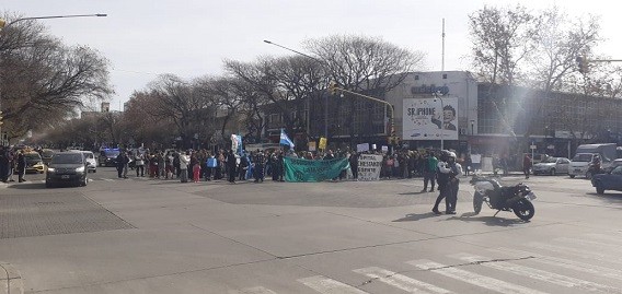  Sanrafaelinos manifestaron contra Milei que vetó tres leyes
