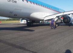 Vuelo de Aerolíneas Argentinas desviado a Ezeiza por rotura de cubiertas
